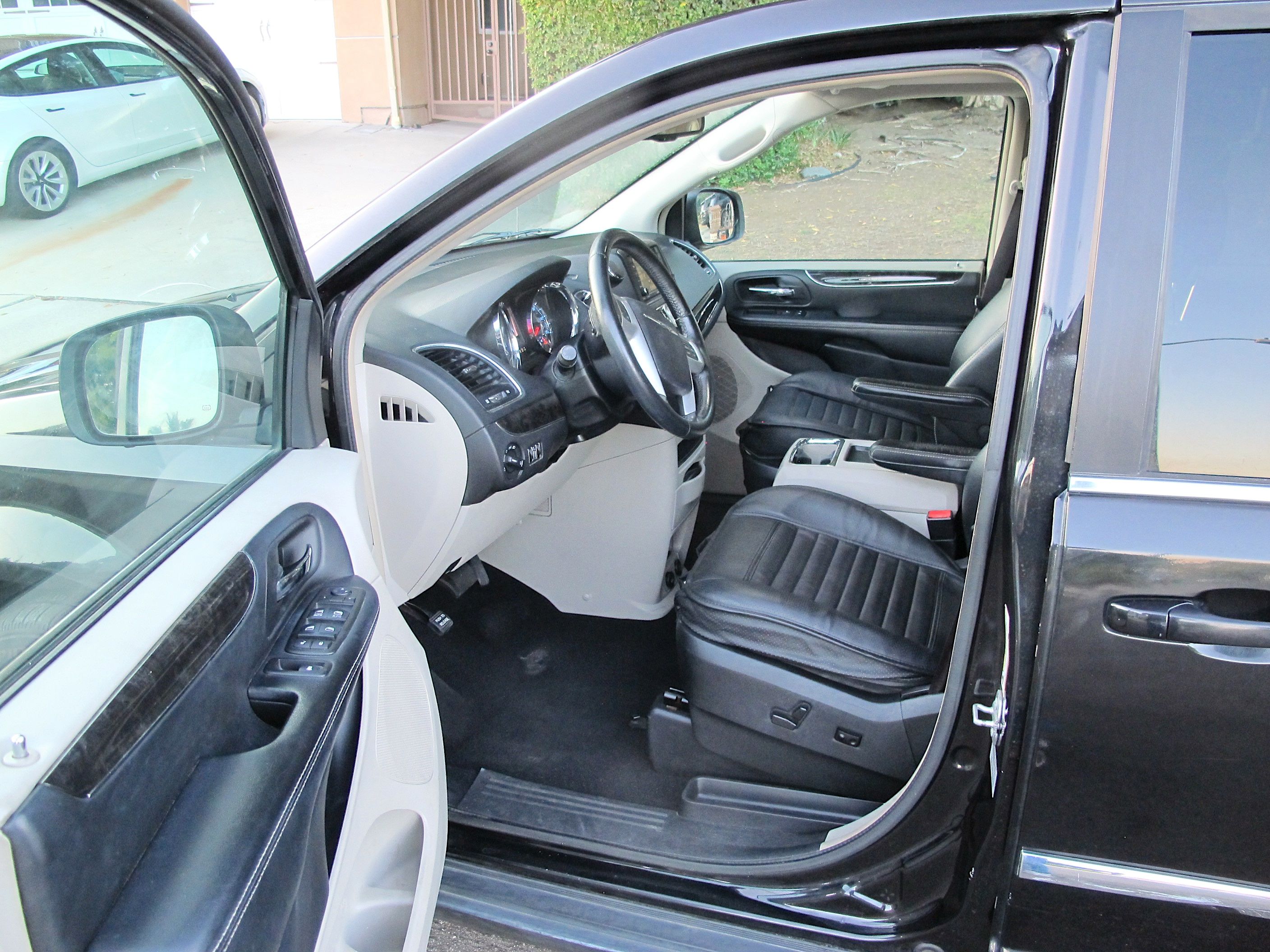 Used 2015 Chrysler Town & Country Touring FWD image 12