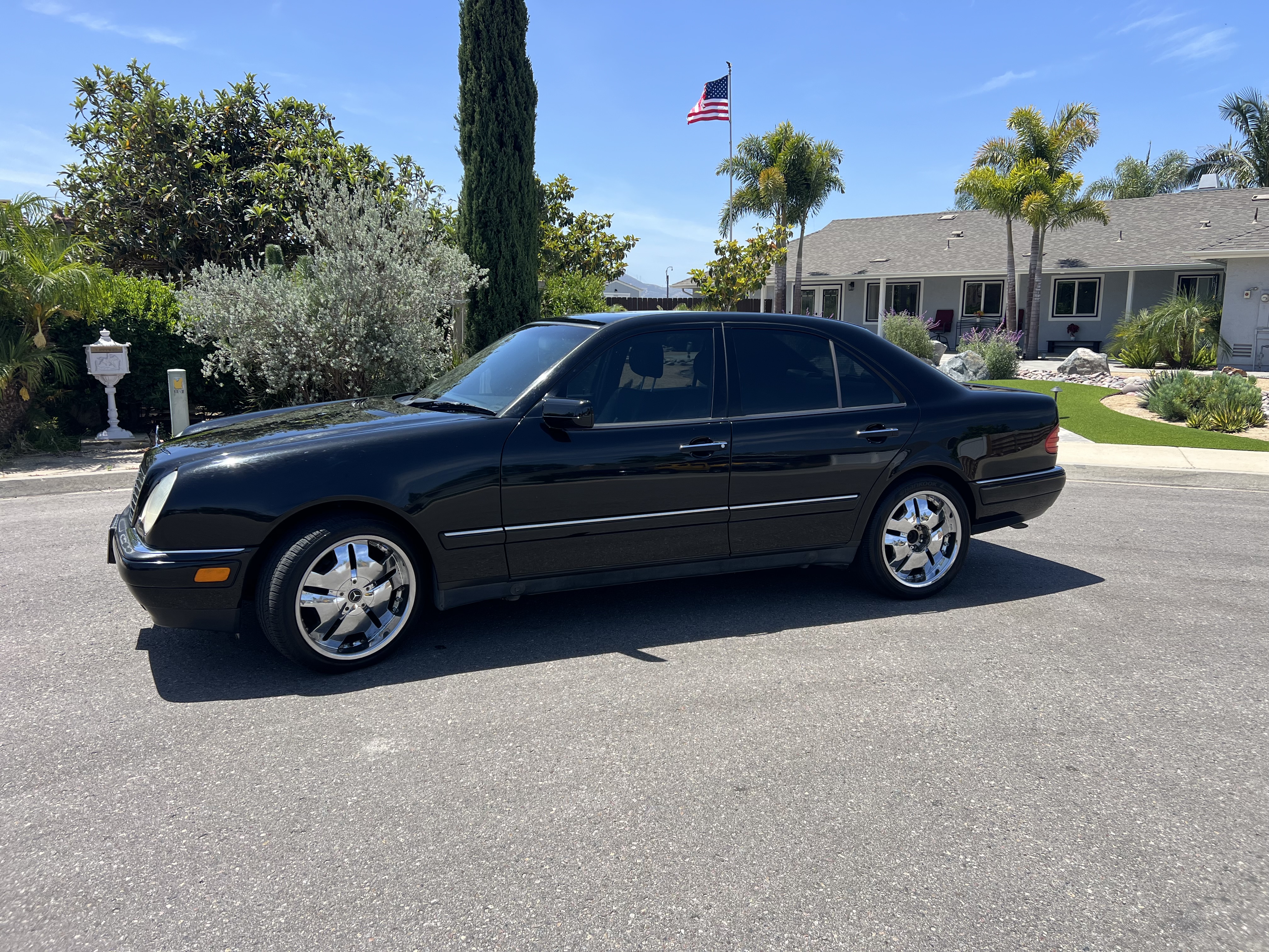 Used 1998 Mercedes-Benz E 320 Sedan image 1