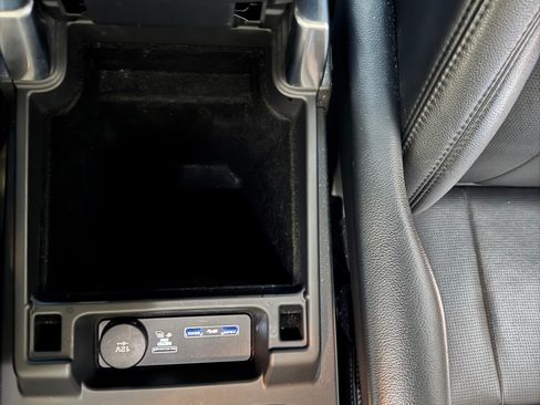 Used 2019 Land Rover Discovery SE image 13