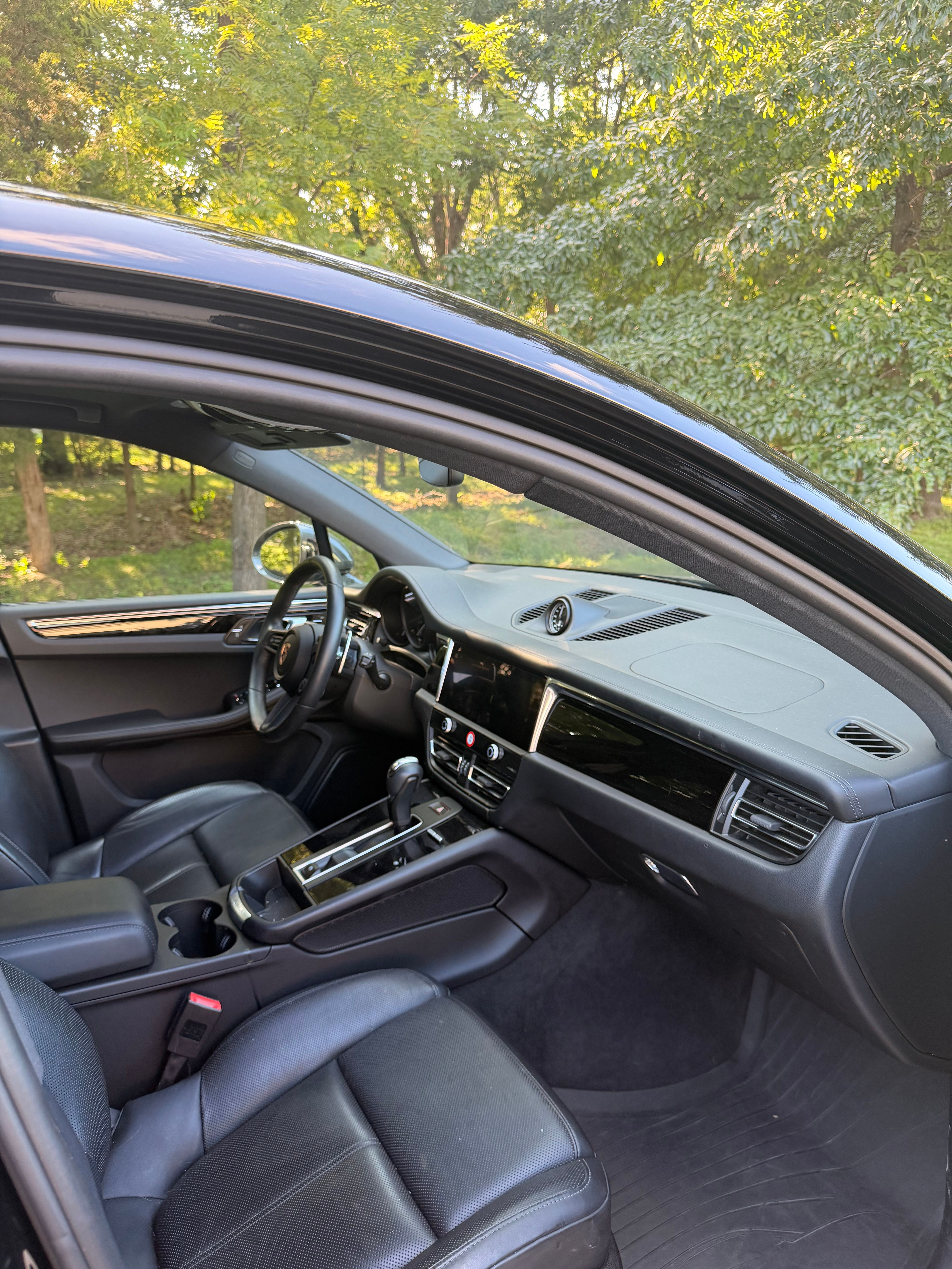 Used 2025 Porsche Macan Turbo AWD/4WD image 4
