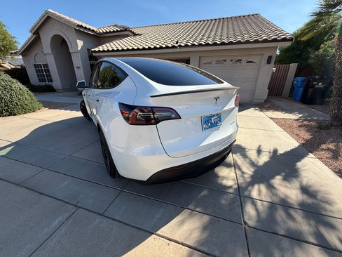 Used 2023 Tesla Model Y Performance image 5