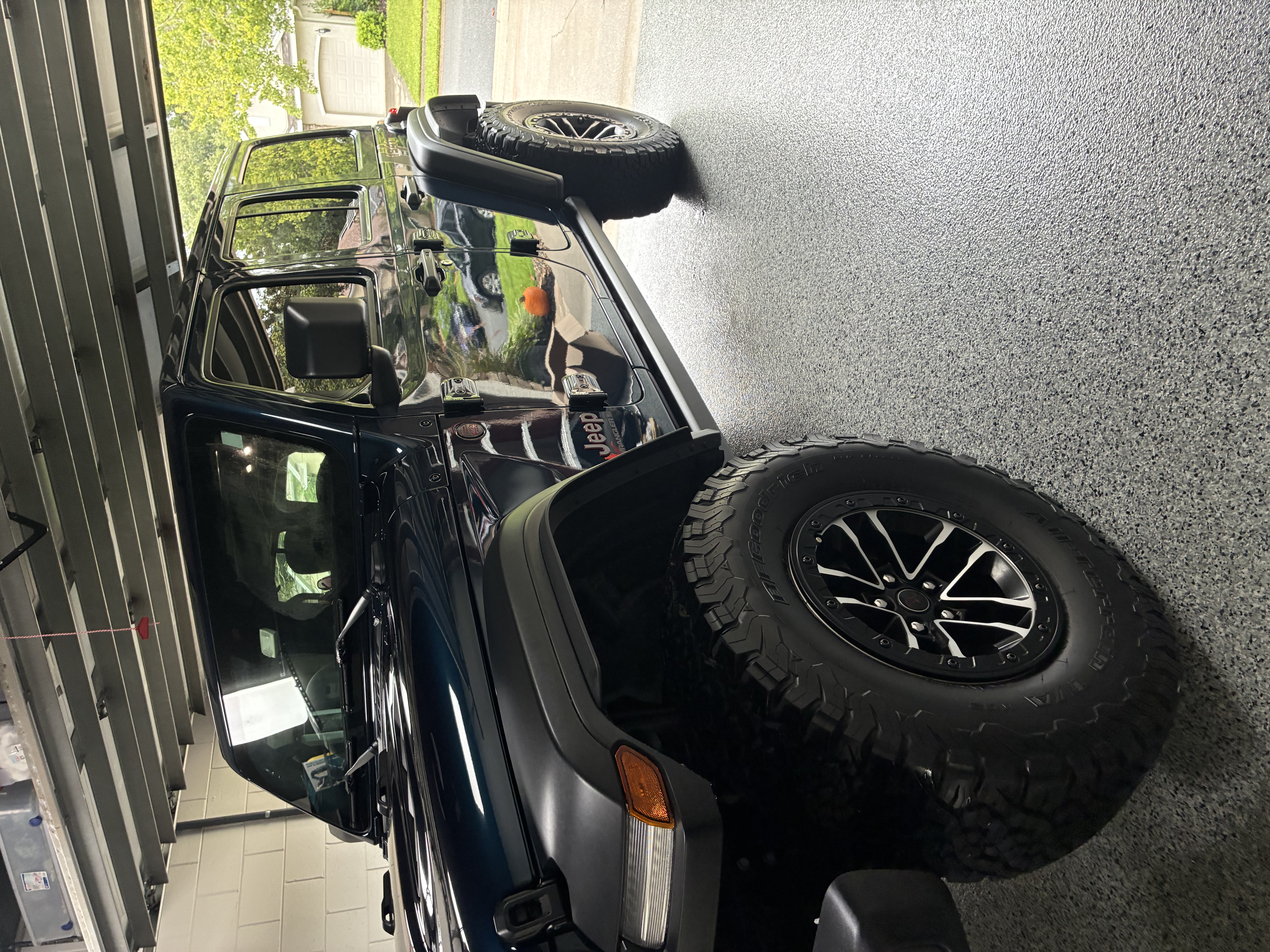 Used 2025 Jeep Wrangler Unlimited Rubicon w/ XTREMEE 35" Tire Package AWD/4WD image 9