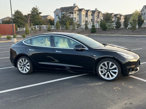 Used 2018 Tesla Model 3 Mid Range image 9