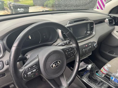 Used 2016 Kia Sorento SX image 9