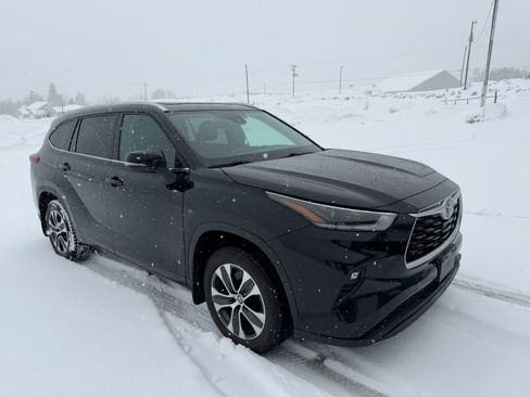 Used 2021 Toyota Highlander XLE image 1