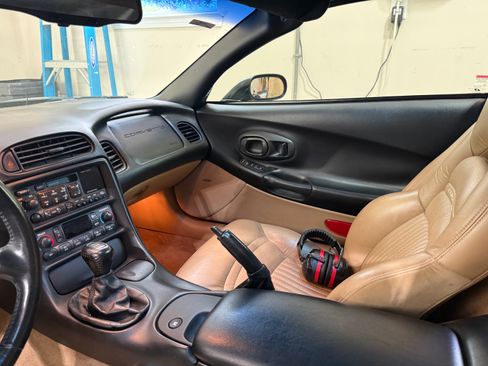 Used 2000 Chevrolet Corvette Coupe w/ Roof Pkg image 14