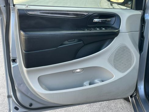 Used 2016 Dodge Grand Caravan SXT w/ UConnect Hands-Free Group image 17