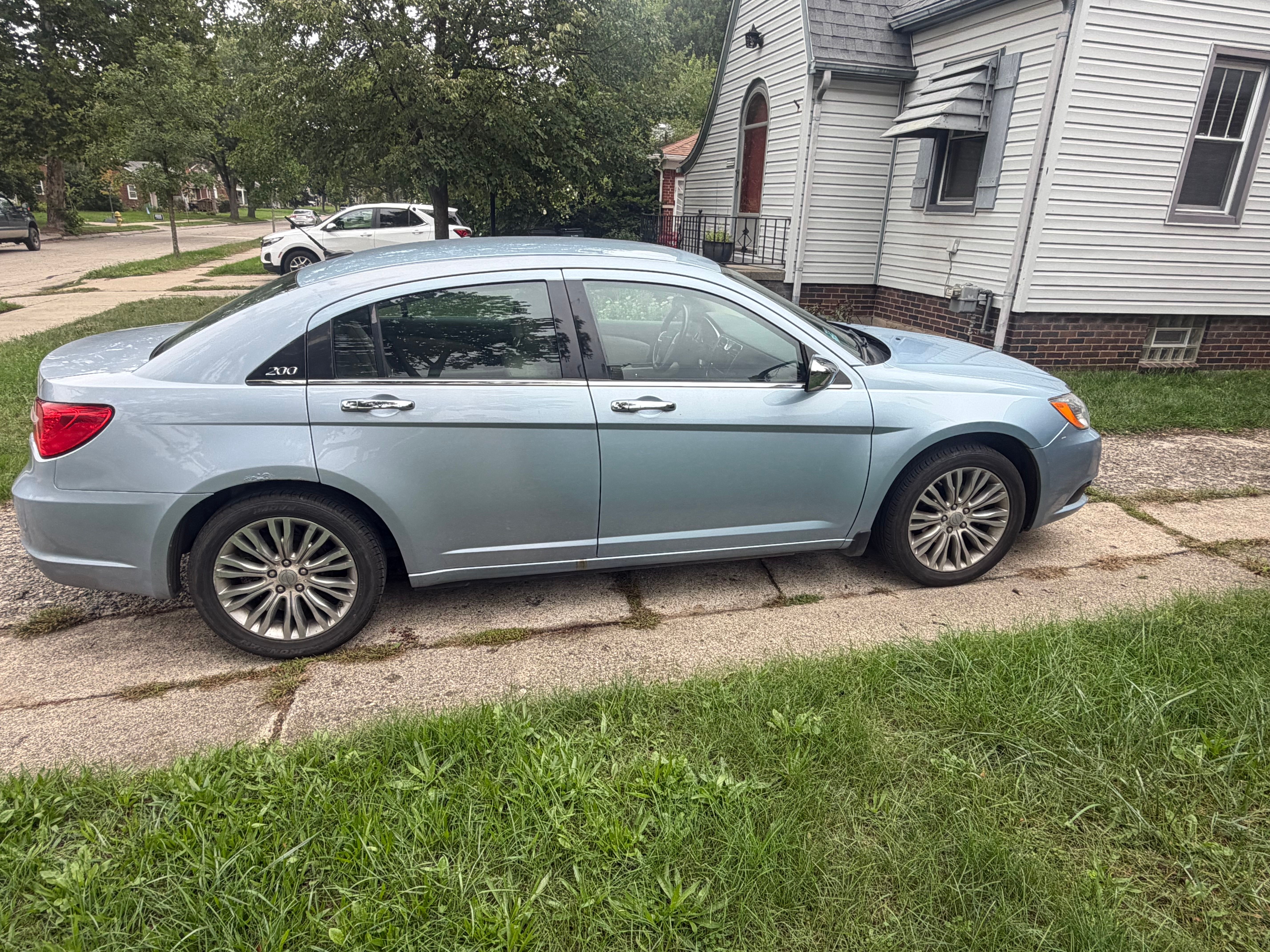 Used 2012 Chrysler 200 Limited FWD image 4