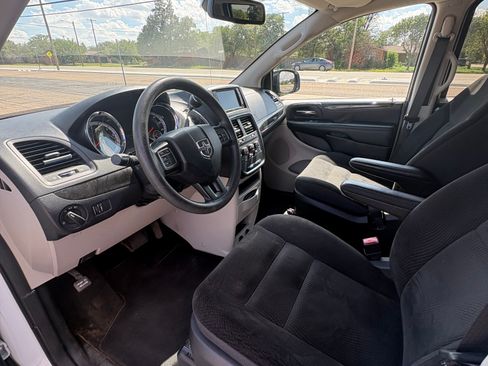 Used 2019 Dodge Grand Caravan SE w/ UConnect Hands-Free Group FWD image 17
