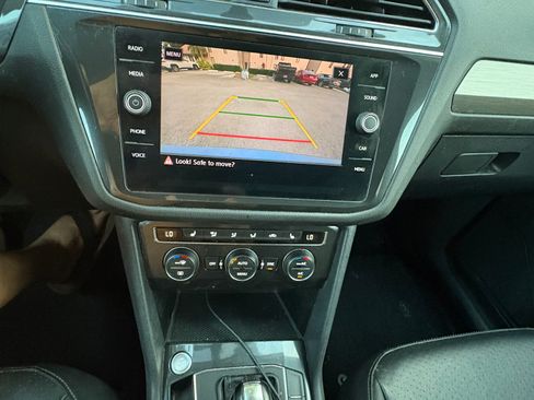 Used 2018 Volkswagen Tiguan SE w/ Panoramic Sunroof Package FWD image 11