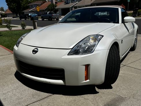 Used 2007 Nissan 350Z Touring RWD image 2