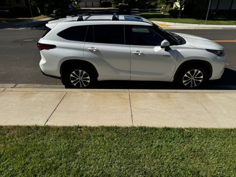 Used 2020 Toyota Highlander XLE AWD/4WD image 5