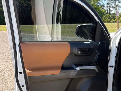 Used 2019 Toyota Tacoma SR5 w/ SR5 Appearance Package (SM) RWD image 10
