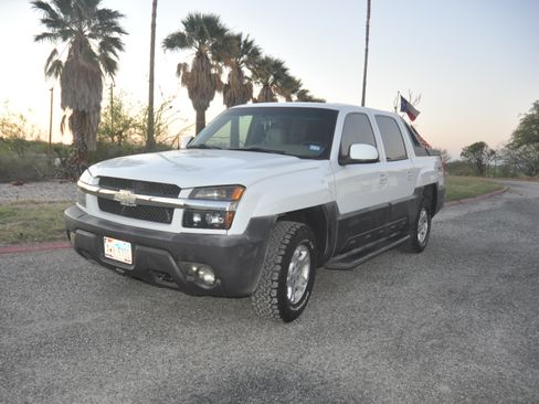 Used 2003 Chevrolet Avalanche 4x4 w/ Suspension Package, Off-Road image 5
