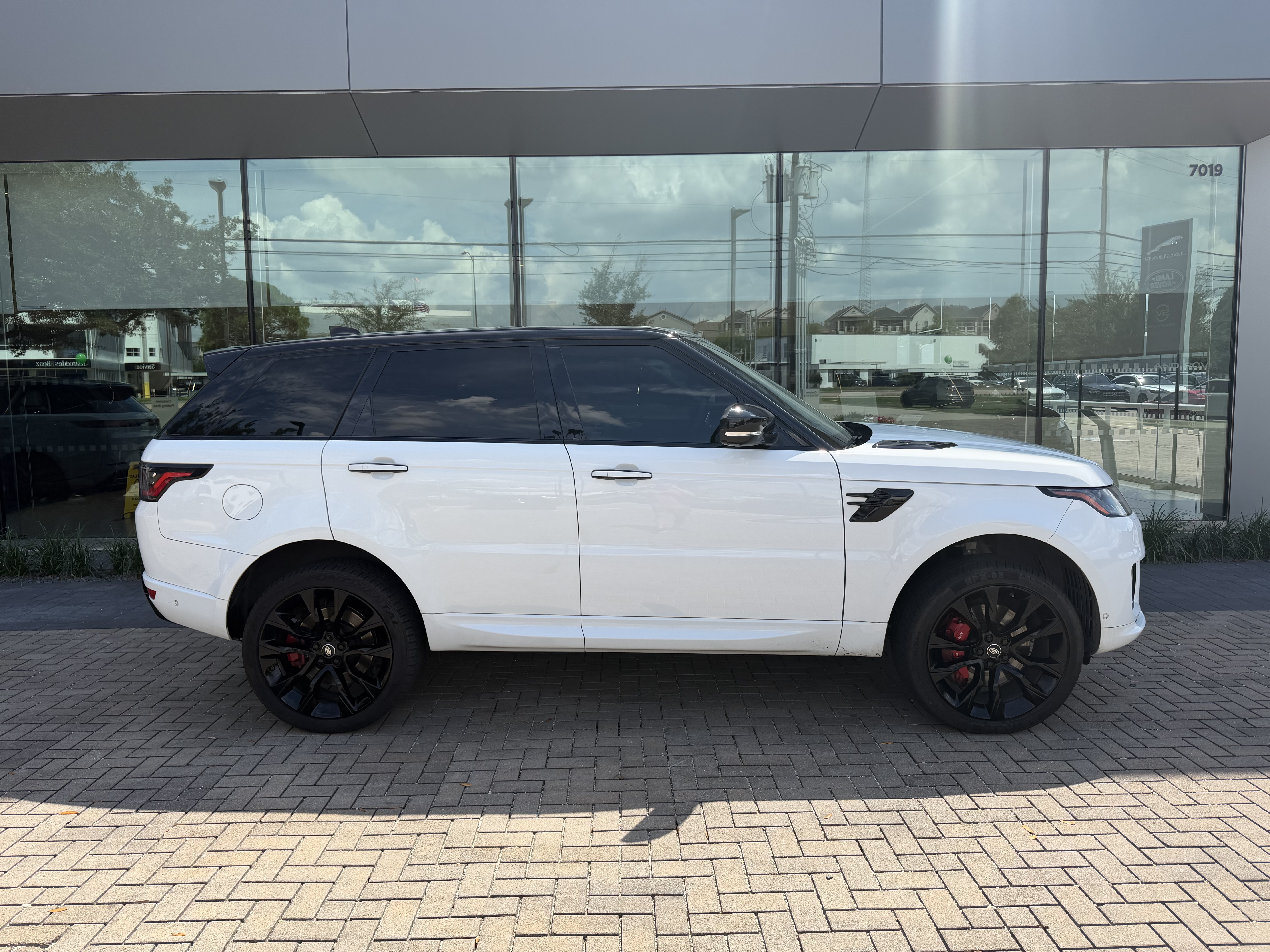 Used 2019 Land Rover Range Rover Sport HST AWD/4WD image 2