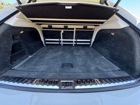 Used 2021 Bentley Bentayga AWD/4WD image 27