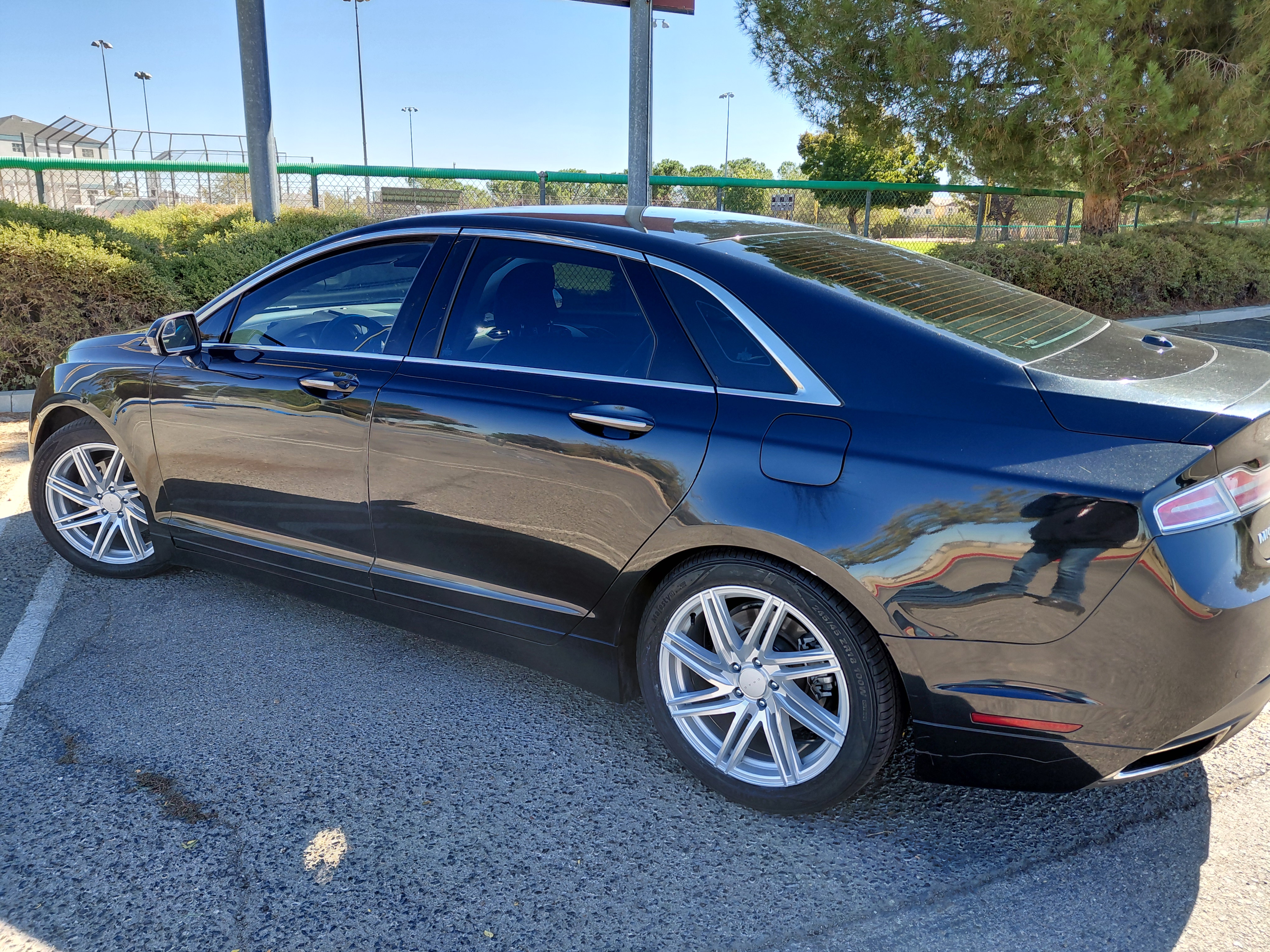 Used 2013 Lincoln MKZ FWD image 4