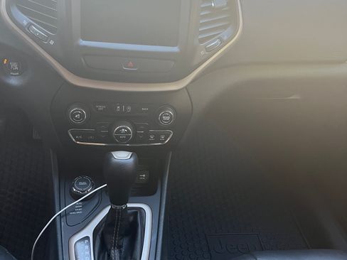 Used 2015 Jeep Cherokee Latitude w/ Comfort/Convenience Group AWD/4WD image 5