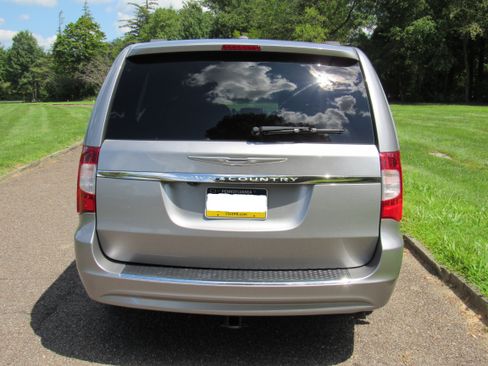 Used 2016 Chrysler Town & Country Touring FWD image 25