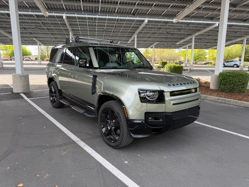 Used 2025 Land Rover Defender 130 X-Dynamic SE image 8