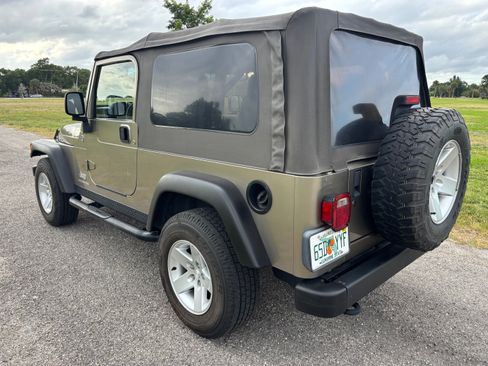 Used 2005 Jeep Wrangler Unlimited Rubicon w/ Security Group AWD/4WD image 2