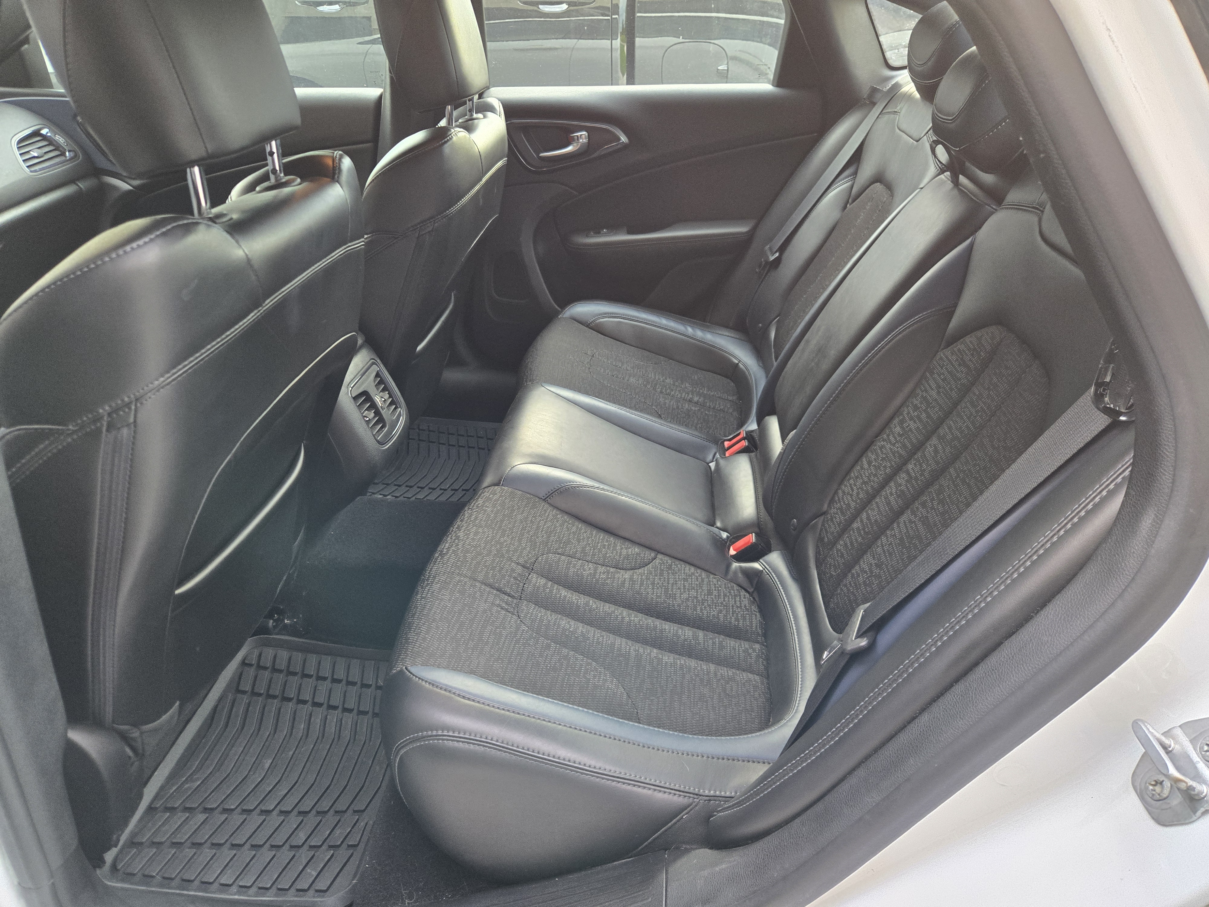 Used 2016 Chrysler 200 S w/ Comfort Group FWD image 9