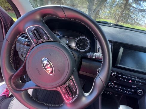 Used 2017 Kia Niro EX FWD image 5