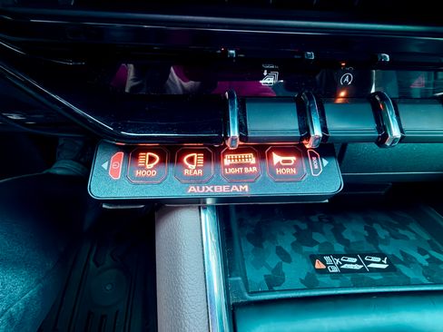 Used 2025 GMC Canyon Denali image 9