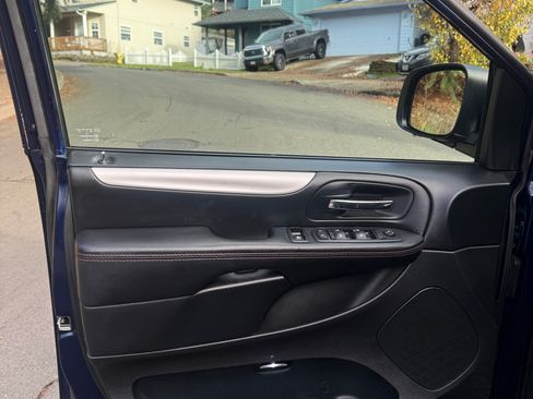 Used 2014 Dodge Grand Caravan R/T image 12