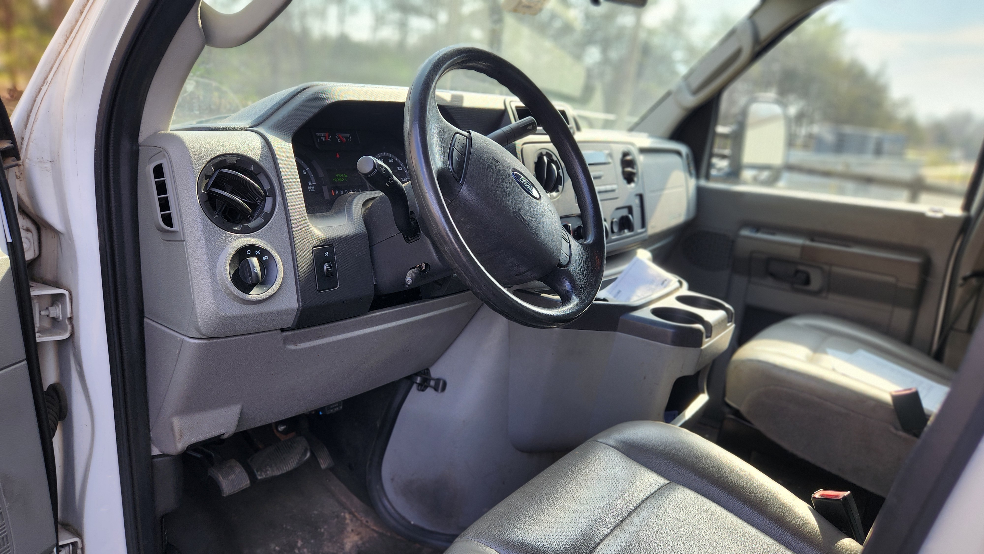 Used 2014 Ford E-350 and Econoline 350 Super Duty w/ Power Windows & Locks Group RWD image 5