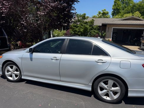Used 2011 Toyota Camry SE w/ SE Extra-Value Pkg #1 FWD image 2