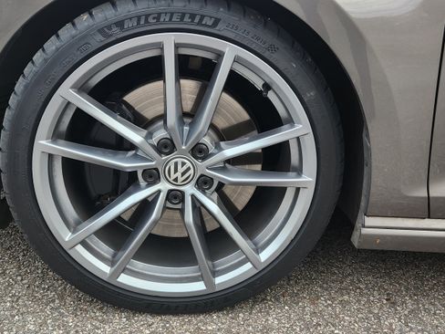 Used 2017 Volkswagen Golf R 4-Door image 11