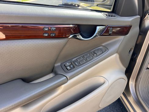 Used 2000 Cadillac De Ville DTS w/ Comfort/Convenience Pkg image 2