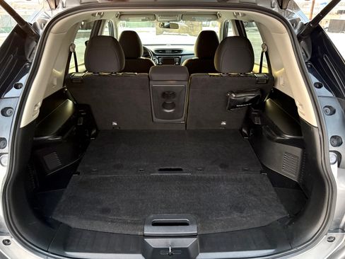 Used 2018 Nissan Rogue SV image 15