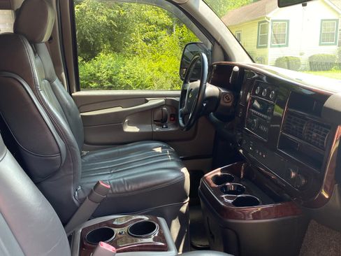 Used 2014 Chevrolet Express 2500 Extended RWD image 12