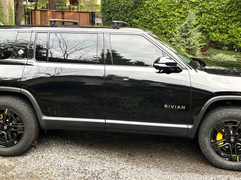 Used 2023 Rivian R1S Adventure image 1