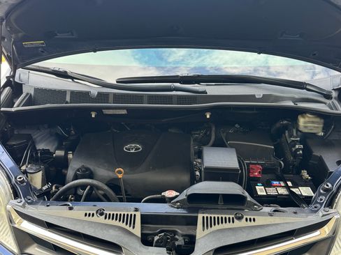 Used 2018 Toyota Sienna XLE Premium w/ Carpet Mat Package FWD image 14