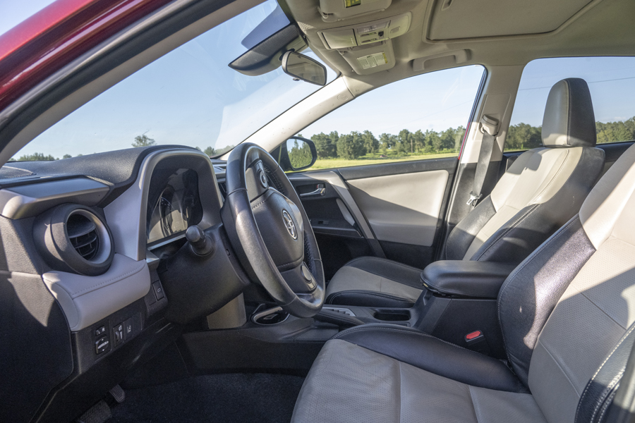 Used 2018 Toyota RAV4 XLE FWD image 14