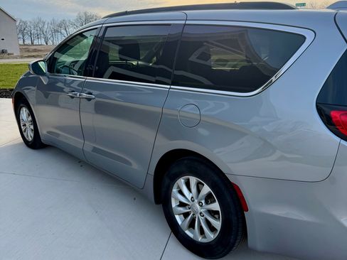 Used 2019 Chrysler Pacifica Touring Plus image 4
