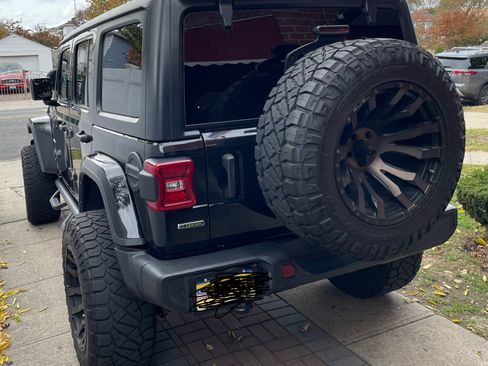 Used 2021 Jeep Wrangler Unlimited Sahara image 4