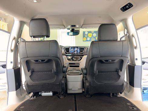 Used 2021 Chrysler Pacifica Touring-L FWD image 22