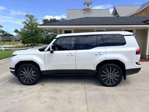 Used 2024 Lexus GX 550 w/ Cold Area Package AWD/4WD image 2
