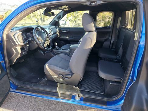 Used 2018 Toyota Tacoma TRD Off-Road w/ Technology Package image 18