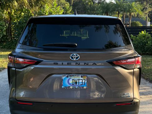Used 2022 Toyota Sienna XLE image 6