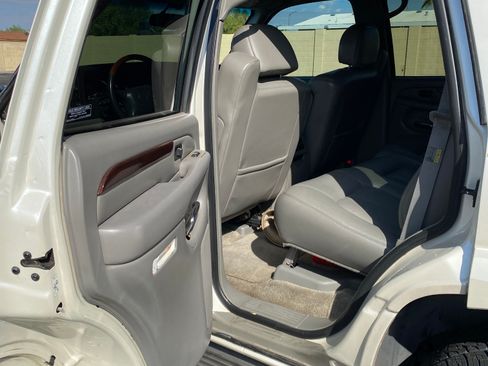 Used 2002 Cadillac Escalade AWD image 13