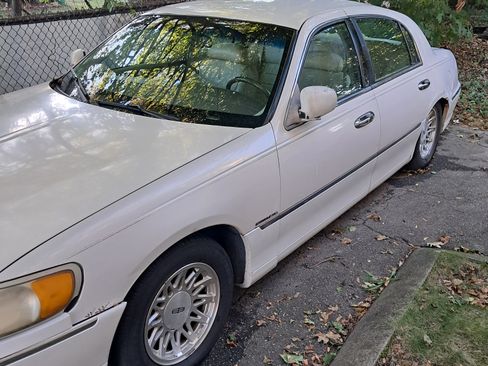 Used 1998 Lincoln Town Car Signature image 1