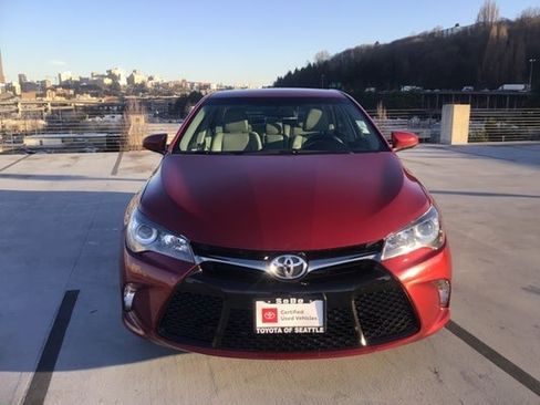Used 2017 Toyota Camry SE image 4