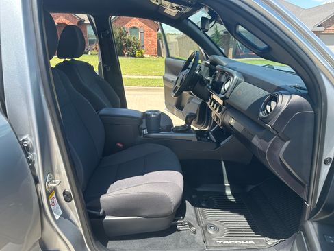 Used 2018 Toyota Tacoma TRD Off-Road w/ Technology Package AWD/4WD image 9