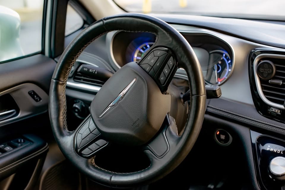 Used 2021 Chrysler Pacifica Touring-L w/ S Appearance Package FWD image 11