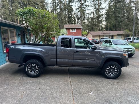 Used 2016 Toyota Tacoma TRD Off-Road w/ Towing Package AWD/4WD image 9